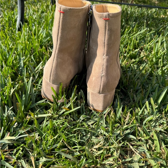 AEYDE Linn Bootie (Women) Stone Suede size EU 40 US 10
$495.00 - Picture 8 of 12